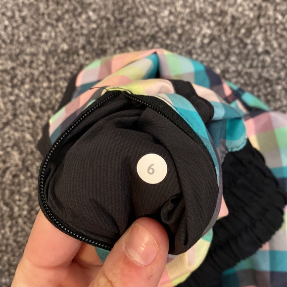 Lululemon size 6 multicolor shorts - Picture 3 of 3